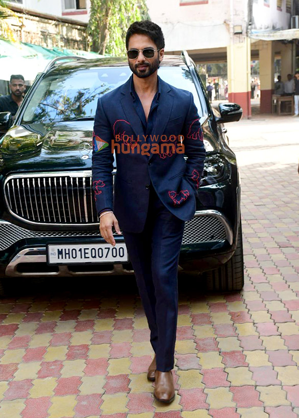 photos shahid kapoor and pooja hegde snapped promoting their film deva at national college in mumbai 5