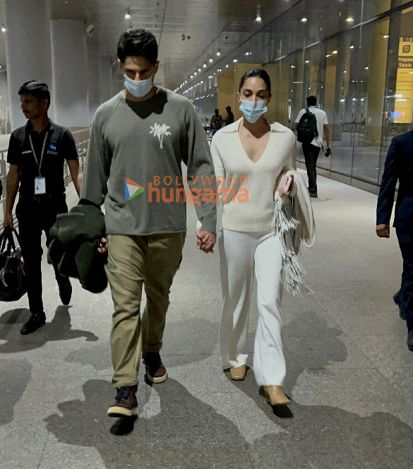photos shraddha kapoor sidharth malhotra kiara advani and others snapped at the airport 2