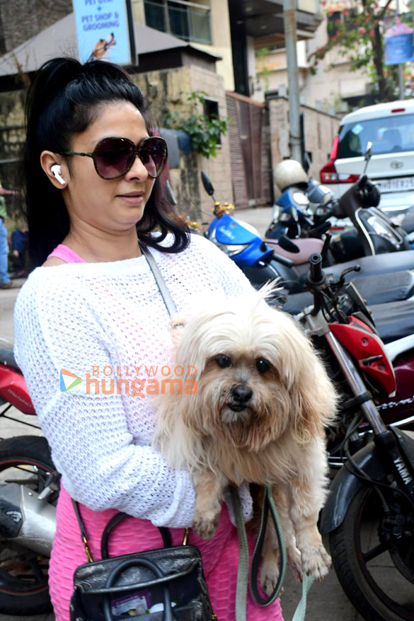 photos tanishaa mukerji spotted outside a pet clinic in bandra 1