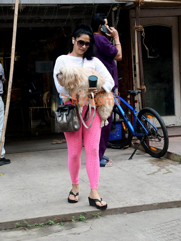 photos tanishaa mukerji spotted outside a pet clinic in bandra 2
