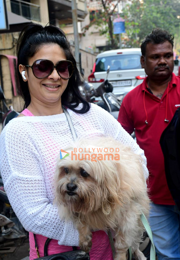 photos tanishaa mukerji spotted outside a pet clinic in bandra 3