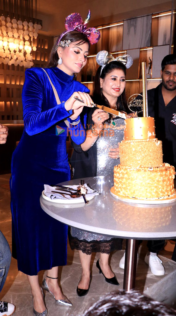 photos urvashi rautela celebrates her mothers birthday with media 2