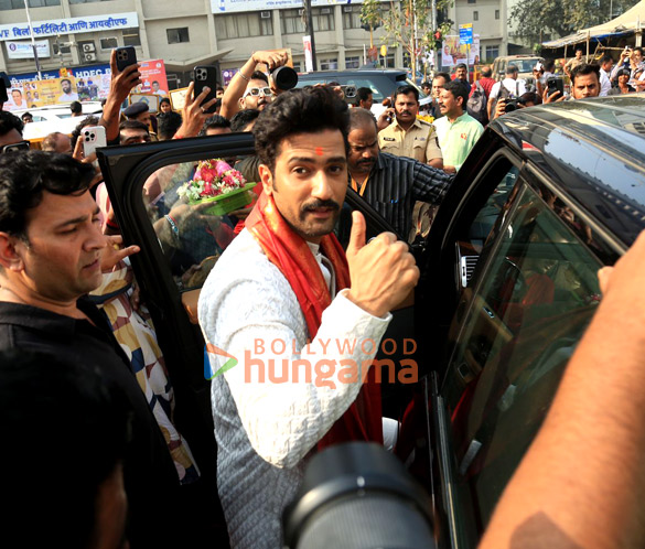 photos vicky kaushal dinesh vijan and laxman utekar snapped at siddhivinayak temple 3