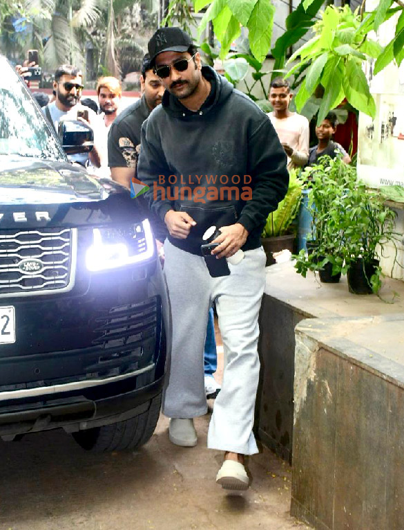 Photos: Vicky Kaushal snapped at Krome Studio in Bandra Photos: Vicky Kaushal snapped at Krome Studio in Bandra