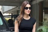 Kriti Sanon classy look posing for paps