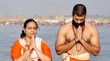 Vijay Deverakonda takes a holy dip at Maha Kumbh with his mother