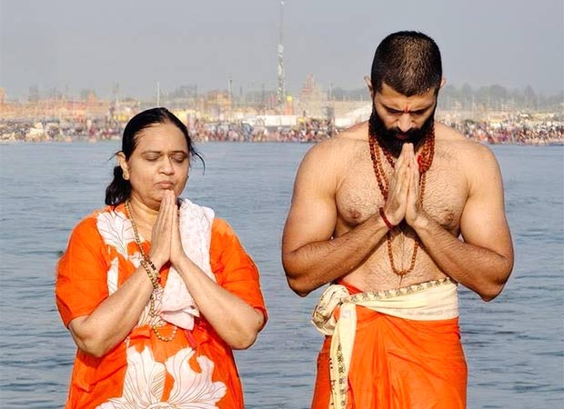 Vijay Deverakonda takes a holy dip at Maha Kumbh with his mother