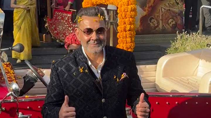 Lord Bobby and his shandar and unique entry - Bollywood Hungama