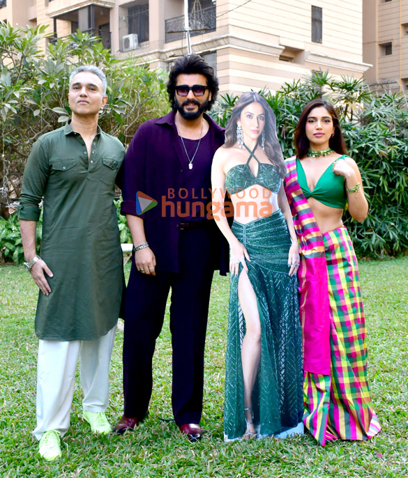 photos arjun kapoor and bhumi pednekar snapped promoting mere husband ki biwi 7