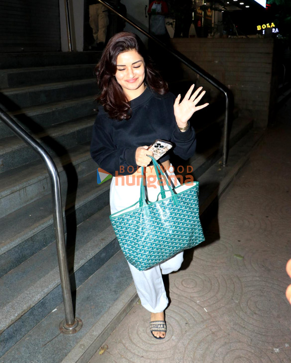 photos avneet kaur snapped in bandra 2 3