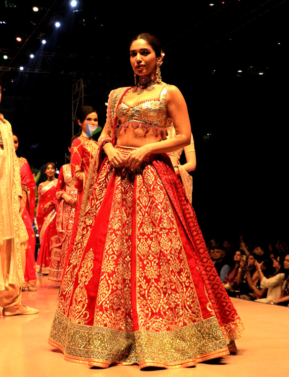 photos bhumi pednekar walks the ramp for abu jani sandeep khoslas fashion show 2