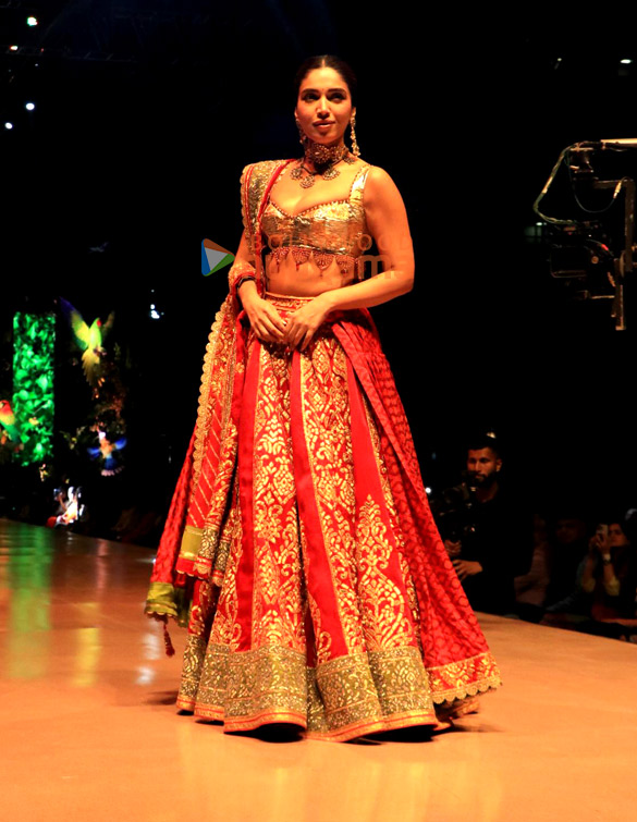 photos bhumi pednekar walks the ramp for abu jani sandeep khoslas fashion show 3