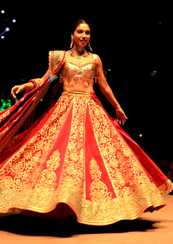 photos bhumi pednekar walks the ramp for abu jani sandeep khoslas fashion show 5