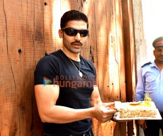 Photos: Gurmeet Choudhary snapped celebrating birthday with paps