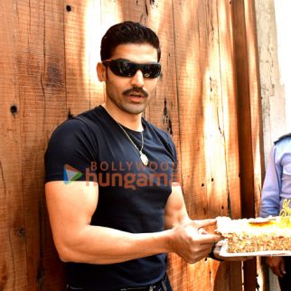 Photos: Gurmeet Choudhary snapped celebrating birthday with paps