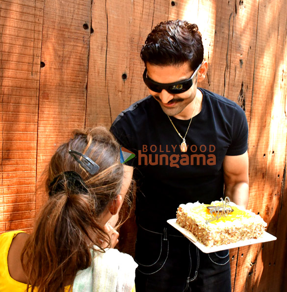 photos gurmeet choudhary snapped celebrating birthday with paps 3