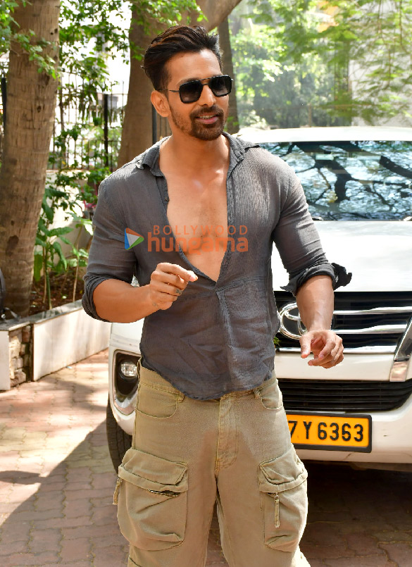 Photos: Harshvardhan Rane and Sonakshi Sinha snapped in Juhu Photos: Harshvardhan Rane and Sonakshi Sinha snapped in Juhu