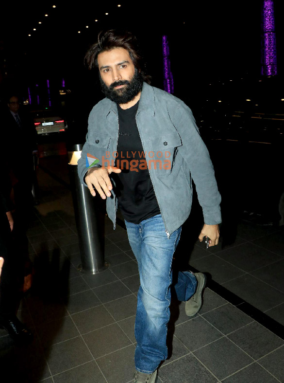 photos kartik aaryan snapped in mumbai 1 3