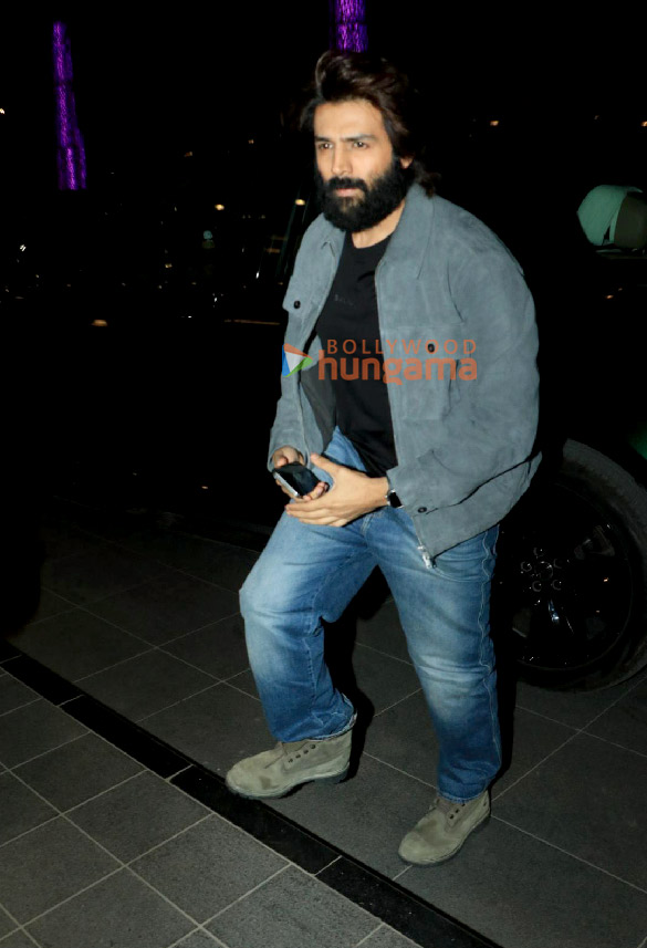 photos kartik aaryan snapped in mumbai 2 3