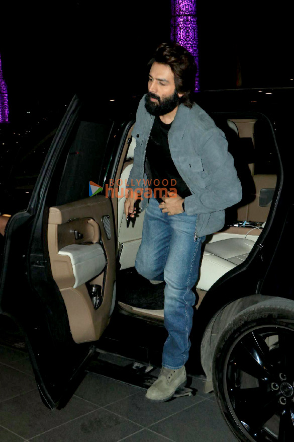 photos kartik aaryan snapped in mumbai 6