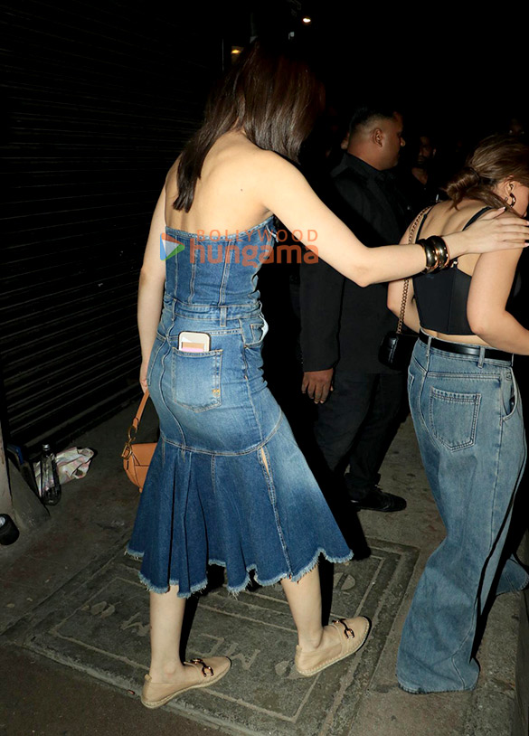 photos kriti sanon and nupur sanon snapped in bandra 2 2
