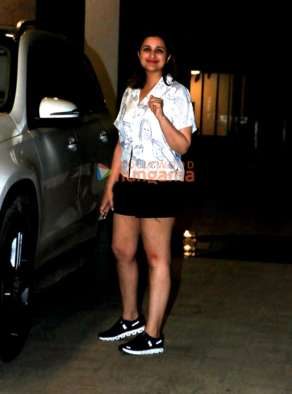 photos parineeti chopra snapped in khar 1 4