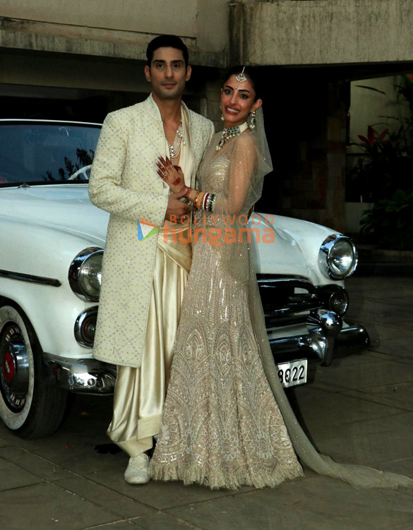 photos prateik babbar and priya banerjee pose for paps after tying the knot 2