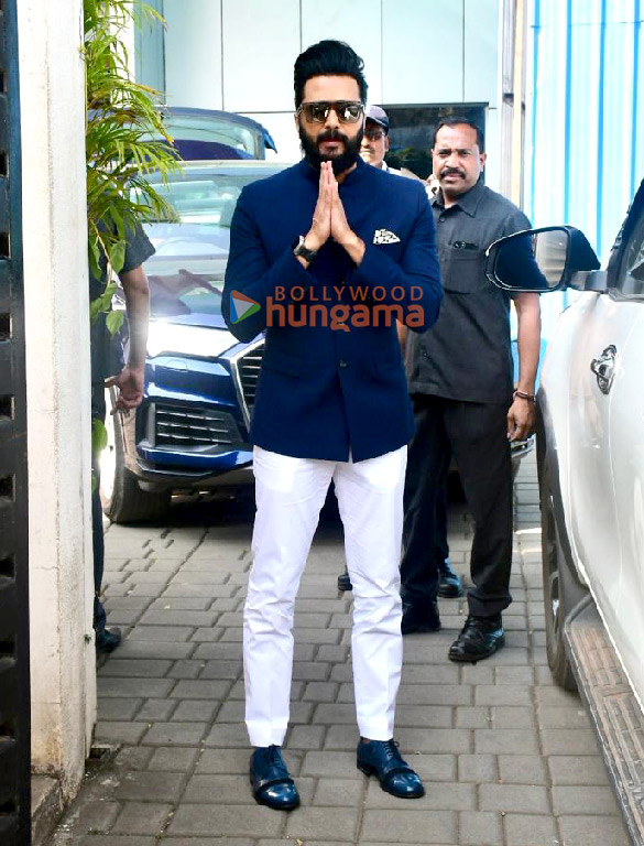 photos ranbir kapoor alia bhatt priyanka chopra jonas and riteish deshmukh snapped at kalina airport 4