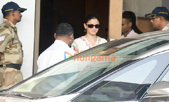 photos ranbir kapoor alia bhatt and raha kapoor snapped at kalina airport 4
