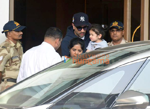 photos ranbir kapoor alia bhatt and raha kapoor snapped at kalina airport 5