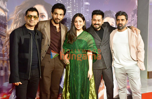 photos ranveer singh yami gautam dhar pratik gandhi and others grace the premiere of dhoom dhaam 5