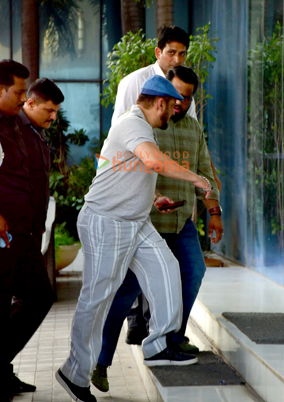 photos salman khan salim khan lulia vantur snapped at sajid nadiadwalas office in andheri 3