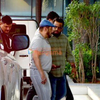 Photos: Salman Khan, Salim Khan, lulia Vantur snapped at Sajid Nadiadwala's office in Andheri