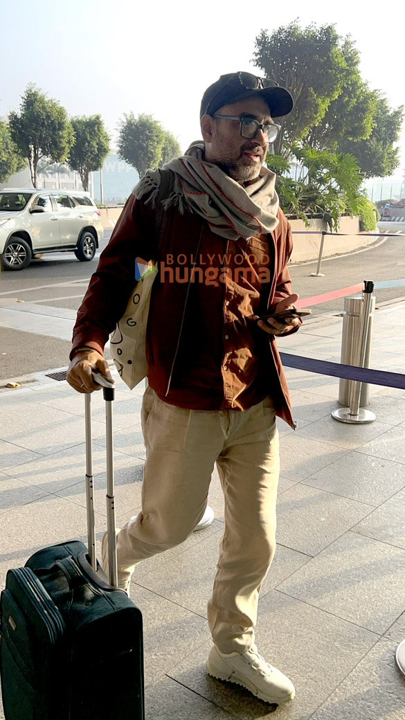 photos sanjay dutt mira rajput kapoor and pankaj tripathi snapped at the airport 3