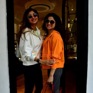 Photos: Shilpa Shetty and Shamita Shetty snapped in Juhu