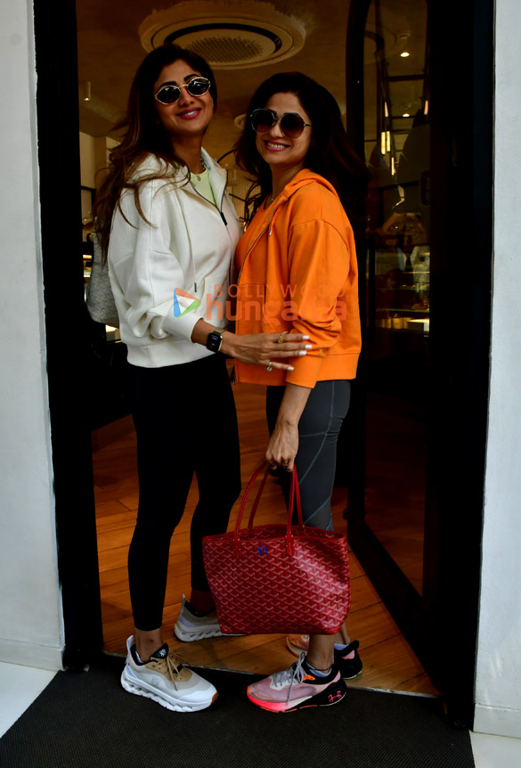 photos shilpa shetty and shamita shetty snapped in juhu 1 3