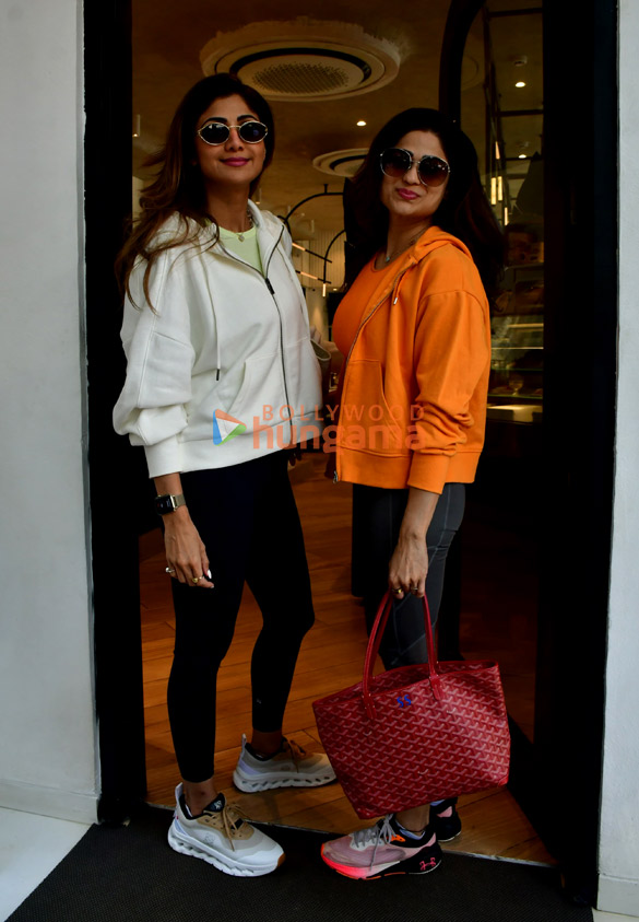 photos shilpa shetty and shamita shetty snapped in juhu 4 3
