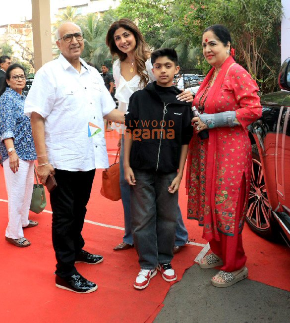 Photos: Shilpa Shetty snappped with family in Bandra Photos: Shilpa Shetty snappped with family in Bandra