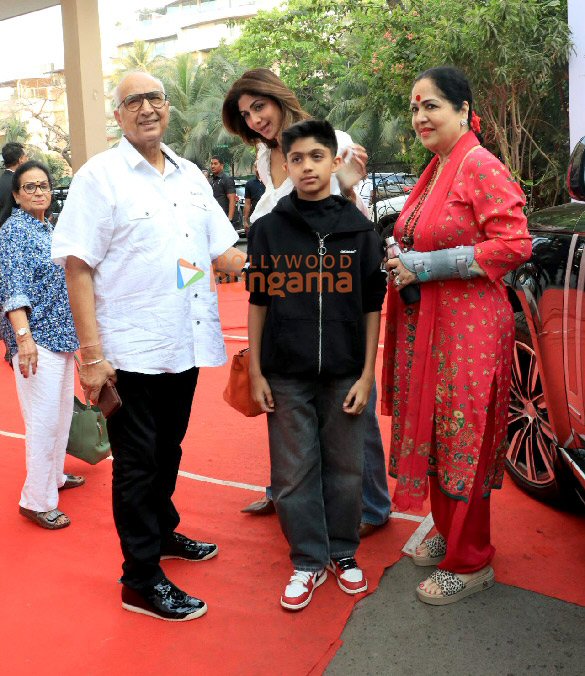 photos shilpa shetty snappped with family in bandra 2