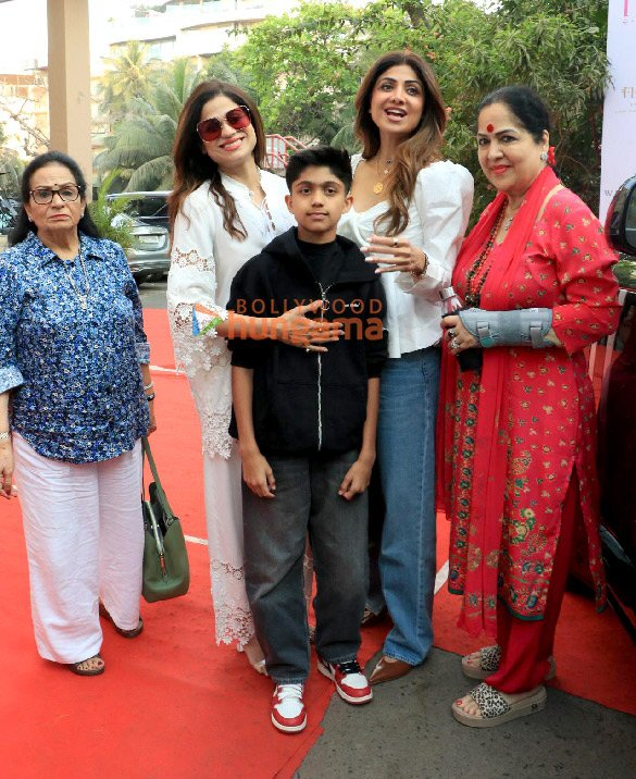 photos shilpa shetty snappped with family in bandra 3