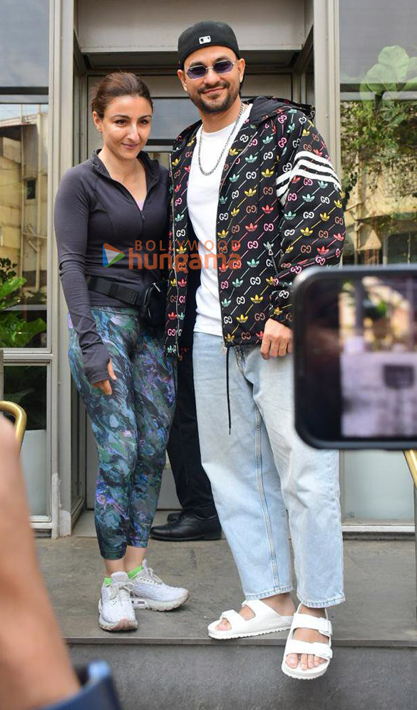 photos soha ali khan kunal kemmu neha dhupia and angad bedi snapped outside a restaurant in bandra 1
