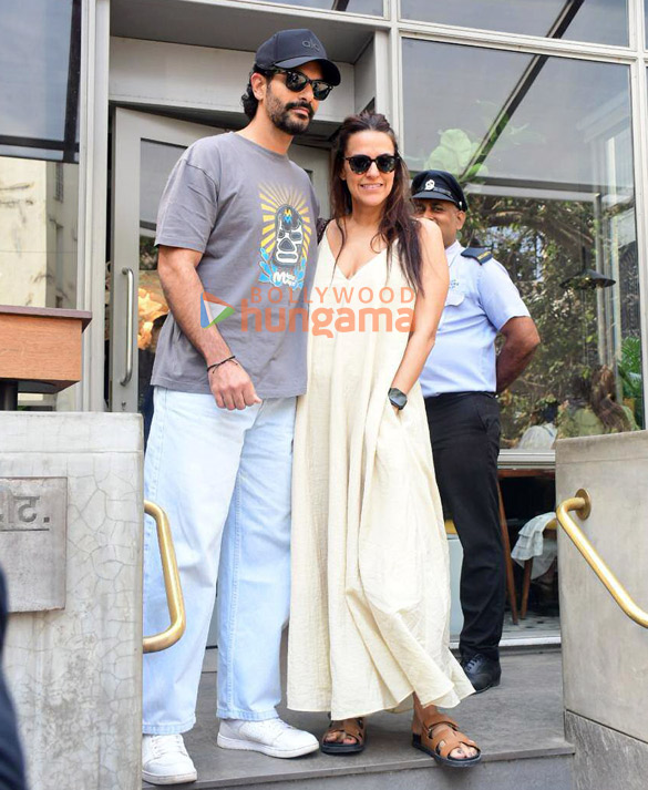 photos soha ali khan kunal kemmu neha dhupia and angad bedi snapped outside a restaurant in bandra 6