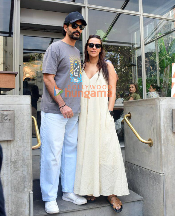 photos soha ali khan kunal kemmu neha dhupia and angad bedi snapped outside a restaurant in bandra 9