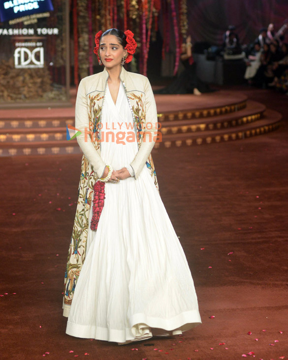 photos sonam kapoor ahuja gets emotional on the ramp remembering fashion designer rohit bal 3