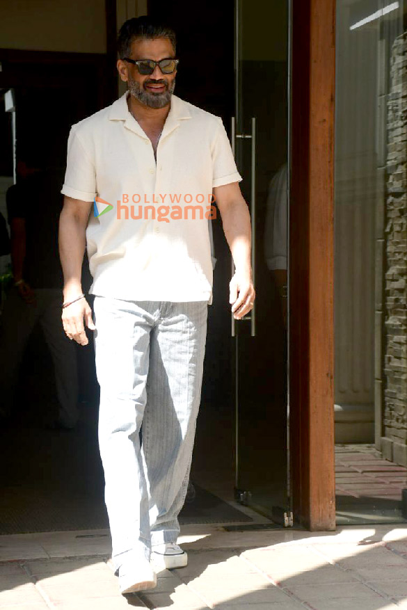 photos suniel shetty snapped outside a dental clinic in khar 2 4