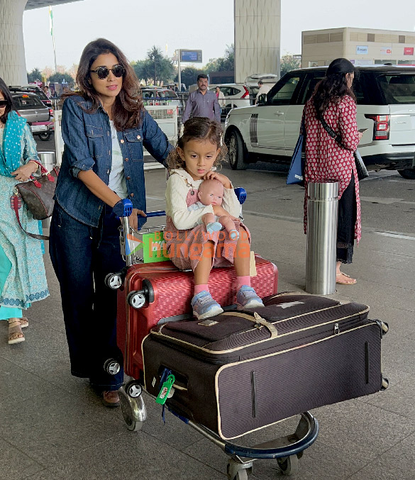 photos varun dhawan malaika arora geeta basra and others snapped at the airport 4