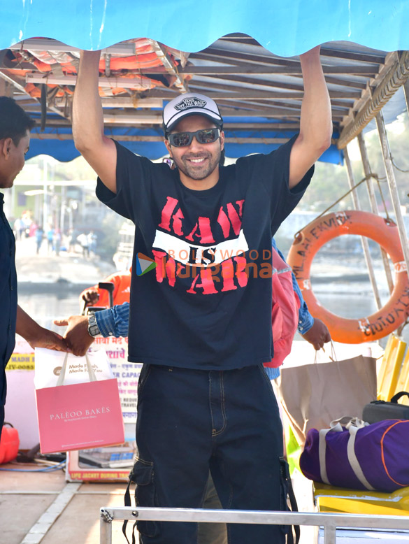 photos varun dhawan and janhvi kapoor snapped at versova jetty 1