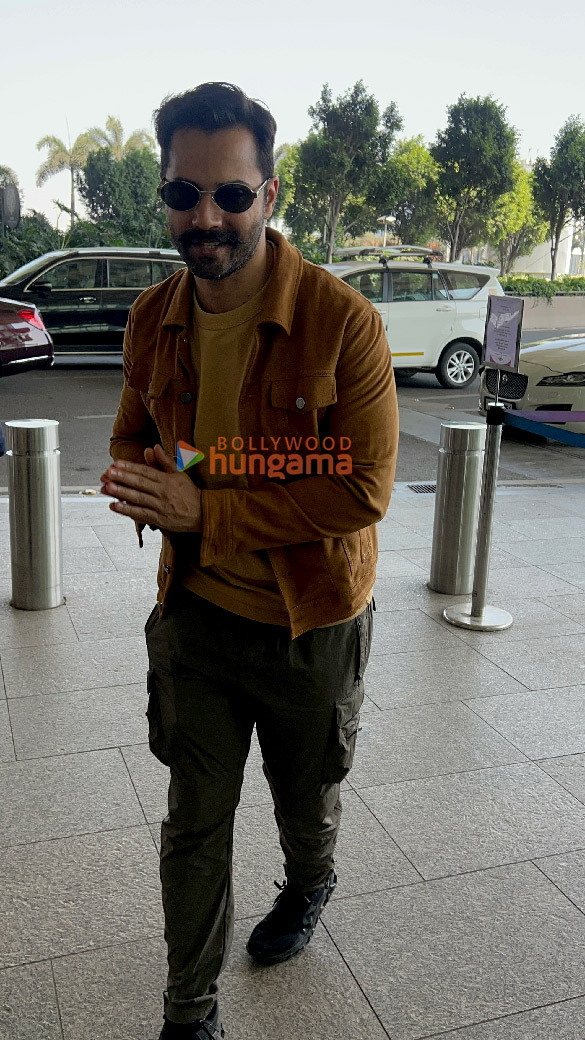 photos varun dhawan snapped at the airport 1 3