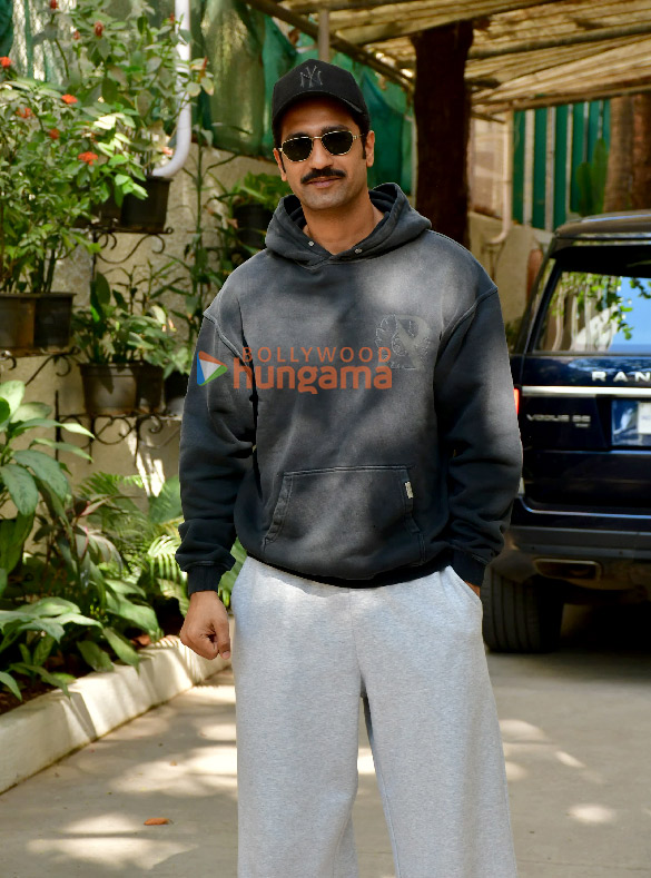 photos vicky kaushal snapped in juhu 6