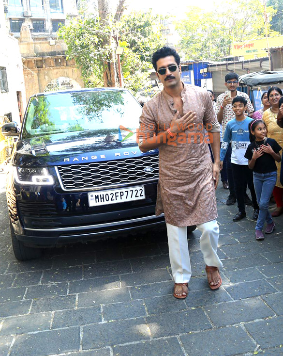 photos vicky kaushal snapped outside babulnath mahadev temple 2